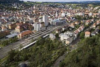 Les travaux de déblaiement des matériaux et de réparation des infrastructures se poursuivent mardi à La Chaux-de-Fonds, après le passage la veille d'un orage supercellulaire sur la ville.